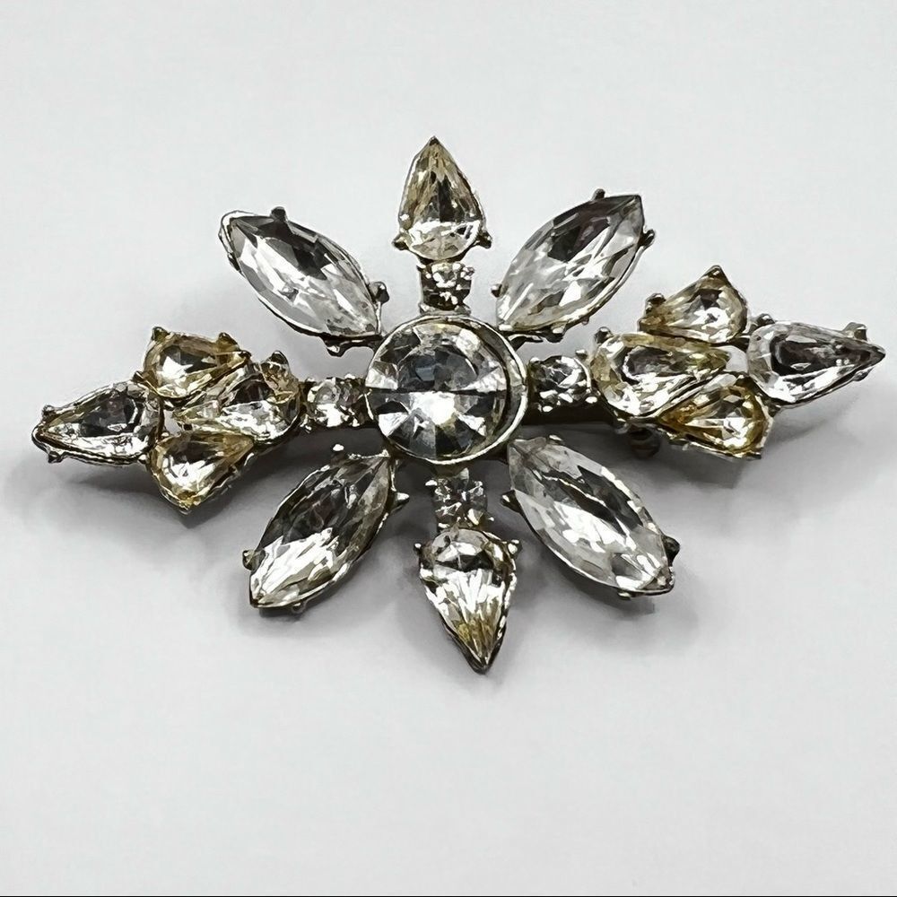 VINTAGE RHINESTONE SNOWFLAKE BROOCH SILVER PRONG SETTING 1960’s approx 3”